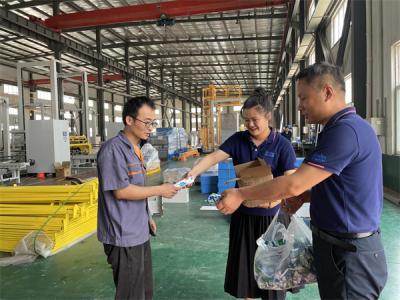 深藍自動纏繞包裝機廠家為一線員工“送清涼”