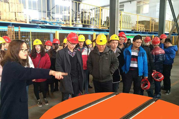 深藍(lán)機(jī)器公司領(lǐng)導(dǎo)為高校學(xué)生授課