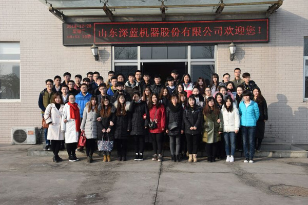 （圖為參觀學(xué)生合影留念）