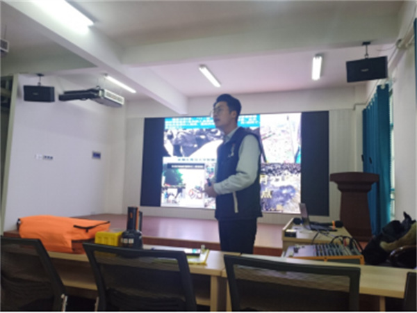 山東深藍(lán)纏繞包裝機(jī)廠家組織消防安全培訓(xùn)