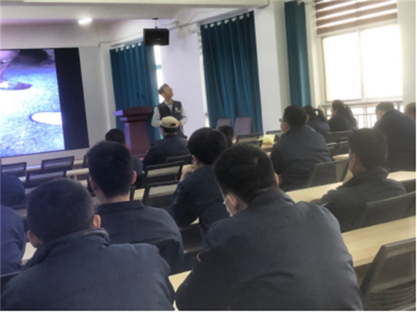 山東深藍(lán)纏繞包裝機(jī)廠家組織消防安全培訓(xùn)