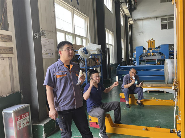 深藍自動纏繞包裝機廠家為一線員工“送清涼” 深藍自動纏繞包裝機廠家為一線員工“送清涼”