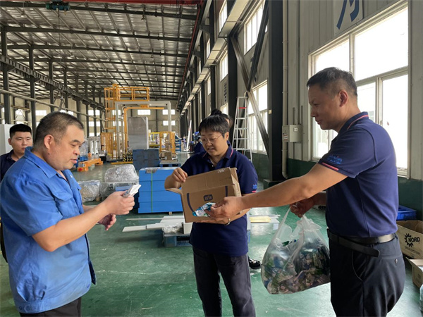 深藍自動纏繞包裝機廠家為一線員工“送清涼” 深藍自動纏繞包裝機廠家為一線員工“送清涼”