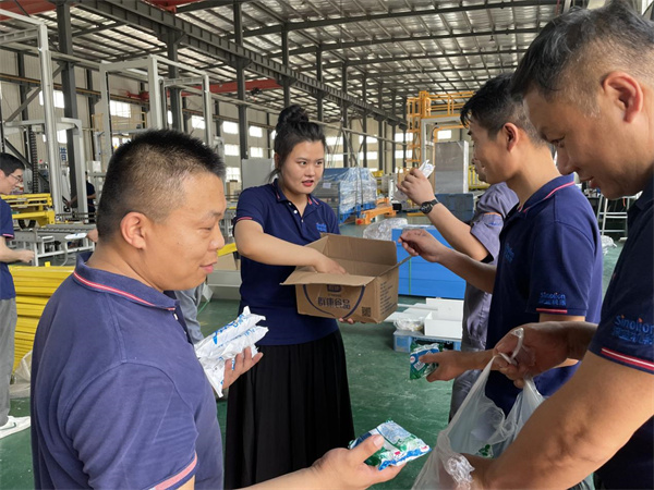 深藍自動纏繞包裝機廠家為一線員工“送清涼” 深藍自動纏繞包裝機廠家為一線員工“送清涼”