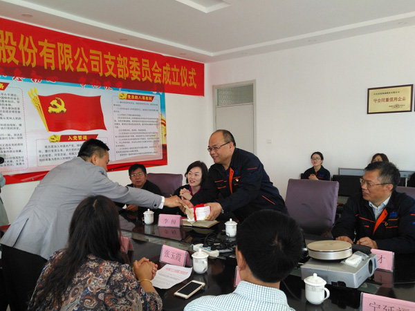 張?jiān)赐鞠蛏钏{(lán)機(jī)器黨支部贈(zèng)予黨建工作學(xué)習(xí)材料