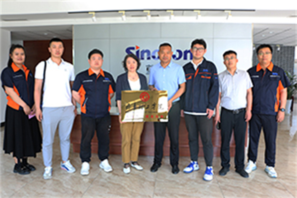 齊魯理工學(xué)院與山東深藍機器股份有限公司舉行校企合作簽約暨授牌儀式