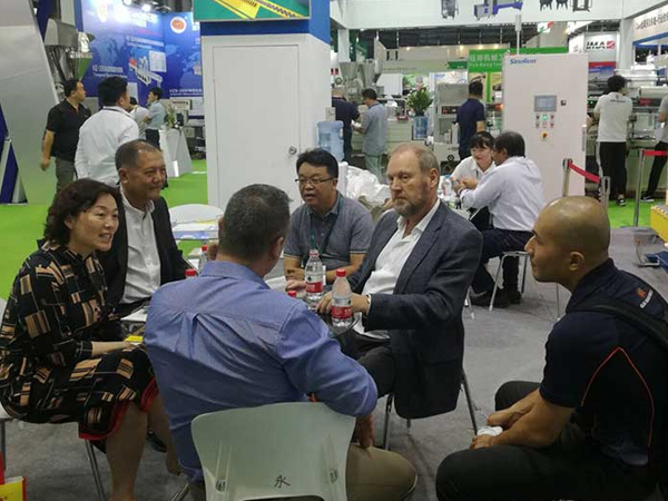 托盤纏繞包裝設(shè)備